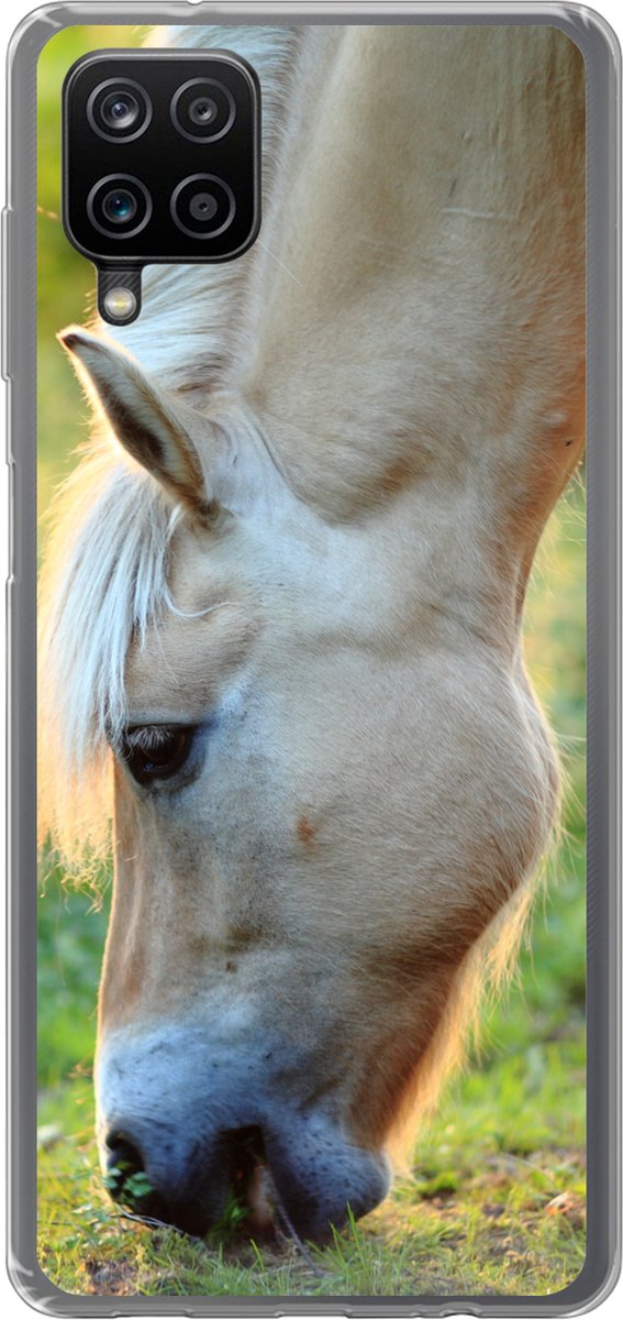 Geschikt voor Samsung Galaxy A12 hoesje - Grazend fjord paard op een zomerse dag - Siliconen Telefoonhoesje