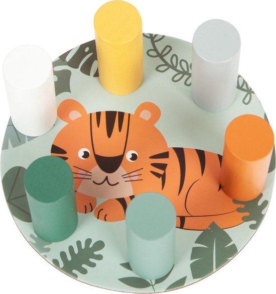 Une carte ronde représentant un tigre, entourée de six bâtonnets en bois colorés.