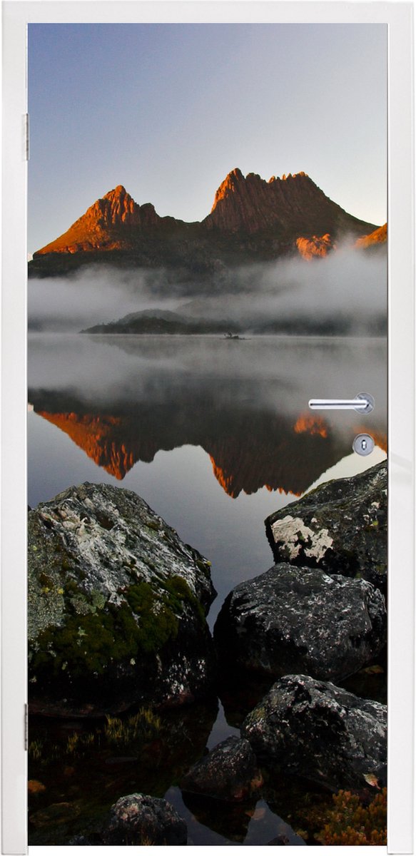 Afbeelding van product StickerSnake  Deursticker Mistig Wiegberg met stukken rotsen Cradle Mountain - 95x235 cm - Deurposter