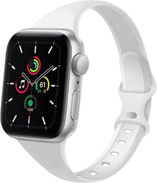 Wit siliconen sportbandje om een Apple Watch, met wijzerplaat die activiteit toont.