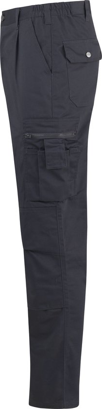 Donkergrijze herenwerkbroek met een cargozak met rits en drukknoop aan de zijkant.
