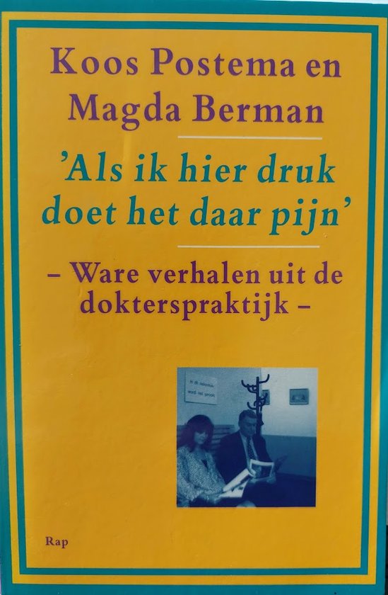 Boekcover met de titel 'Als ik hier druk doet het daar pijn' en een foto van Koos Postema en Magda Berman in een dokterspraktijk.