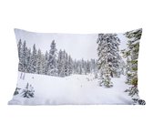 Sierkussen de Noël pour l'intérieur - Les arbres qui poussent dans une forêt enneigée - 50x30 cm - coussin intérieur rectangulaire en coton