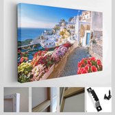 Schilderachtig uitzicht op traditionele Cycladische Santorini-huizen in een klein straatje met bloemen op de voorgrond. Locatie: - Modern Art Canvas - Horizontaal - 632387108