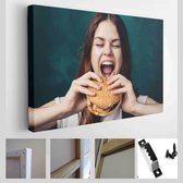 Vrouw met een hamburger, met een hamburger, opende haar mond om een ​​hamburger te eten, een vrouw met een hamburger - Modern Art Canvas - Horizontaal - 613939973