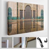Gezicht op de grote poort van de Hassan II-moskee weerspiegeld in regenwater - Casablanca - Marokko - Modern Art Canvas - Horizontaal - 1013620303