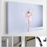 Jonge en ongelooflijk mooie ballerina poseert en danst in een met licht gevulde witte studio - Modern Art Canvas - Horizontaal - 410239279