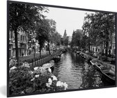Fotolijst incl. Poster Zwart Wit- Zomerse gracht in Amsterdam - zwart wit - 90x60 cm - Posterlijst