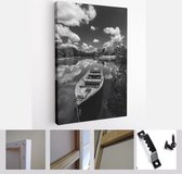 Mooi ochtendlandschap en oude boot in de buurt van rivieroever, zwart-witfoto - Modern Art Canvas - Verticaal - 1850761168