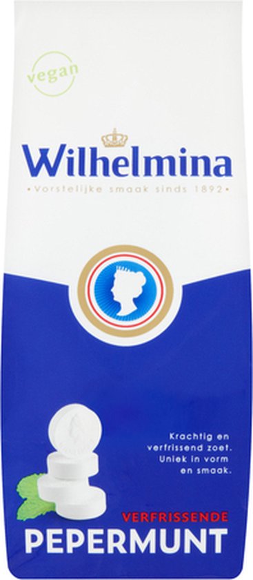 Wit pak met blauw logo. "Wilhelmina Verfrissende Pepermunt" staat erop. Twee witte pepermuntjes met koninklijk portret.