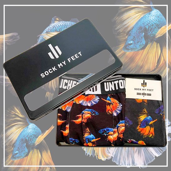 Zwarte boxershorts met print van exotische vissen in oranje, blauw en geel, in een metalen geschenkdoos.