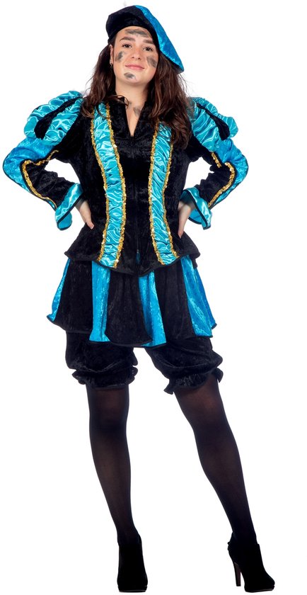 Vrouw met roetvegen op haar gezicht, in zwart en blauw Pietenpak met goudkleurige versiering. Ze draagt een baret en zwarte schoenen.