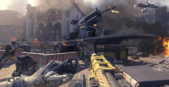 Soldaten in futuristische uitrusting vechten in een stad vol explosies en rook. Een drone vliegt boven.