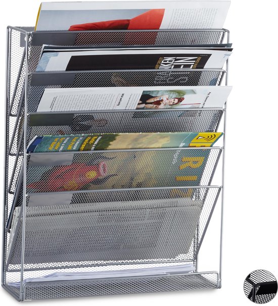 Zilveren gaas tijdschriftenhouder met 6 vakken, gevuld met tijdschriften.