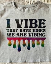 Cute Vibes, We are vibing - Crop top - Volwassenen L - Grijs / zwart holografisch glitter en rainbow holografisch glitter - t-shirt