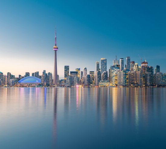 Foto: De imposante skyline van toronto bij het meer van ontario fotobehang in banen 350 x 260 cm