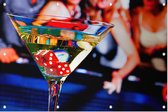 Cocktailglas met dobbelstenen in een Vegas casino - Foto op Tuinposter - 60 x 40 cm