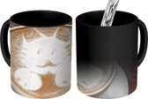 Magische Mok - Foto op Warmte Mok - Een kat is als latte art afgebeeld in het schuim van een cappuccino - 350 ML