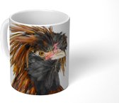 Mok - Koffiemok - Close-up van een vogel met wilde bruine en zwarte veren - Mokken - 350 ML - Beker - Koffiemokken - Theemok