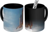 Magische Mok - Foto op Warmte Mok - Een space shuttle knalt met een enorme vaart de lucht in - 350 ML
