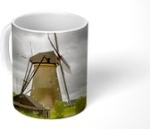 Mok - Donkere wolken boven een windmolen in Kinderdijk - 350 ML - Beker