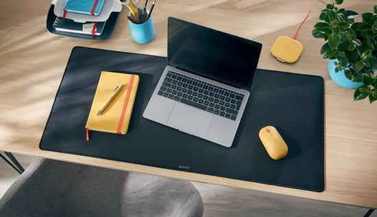 Donkergrijze bureauonderlegger, 80 x 40 cm, met laptop, notitieboek en muis.