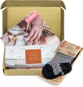 KipKep - Blijf-sokjes - 6-12 maanden - Zwart gestreept - cadeau verpakking - zwart gestreepte baby sokjes - zakken niet af