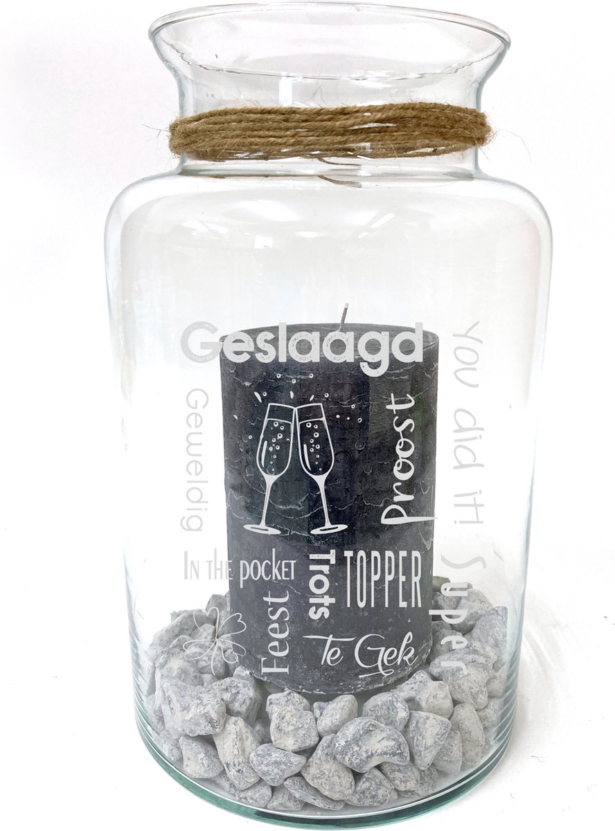 Windlicht/Vaas met tekst gravure: GESLAAGD. Zonder kaars en stenen. Cadeau-geslaagd-diploma-bul-afgestudeerd. Het formaat is 30cm, 16cm doorsnede.
