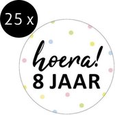 Cadeausticker Hoera 8 jaar! - Traktatiesticker Hoera - Wensetiket 8 jaar - rond 40mm - Sluitsticker - 25 stuks cadeausticker - Wit, Pastel geel, groen en roze + zwart - sticker 8e