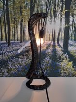 Sculpture de Tuyaux cobra noir comme lampe Wouw avec lumière LED de Housevitamin 49x20x20 cm