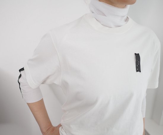 YELIZ YAKAR - T-shirt Luxe unisexe avec logo "LOVE" en cuir - blanc - coton - taille M - vêtements de marque