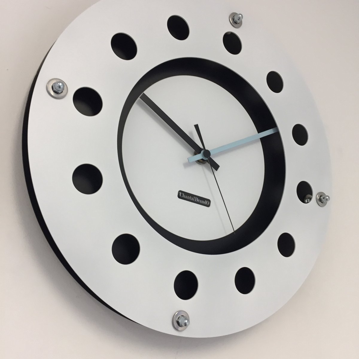 WANDKLOK WHITE FLANGE MECANICA FULL BLACK WITH WHITE  SMALL INNER CIRCLE BLACKBLUE POINTER MODERN DUTCH DESIGN HANDGEMAAKT 40 cm