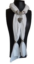 Siersjaal dames bestaande uit een witte sjaal 180 cm versierd met ringen en hanger sieraad hartje.