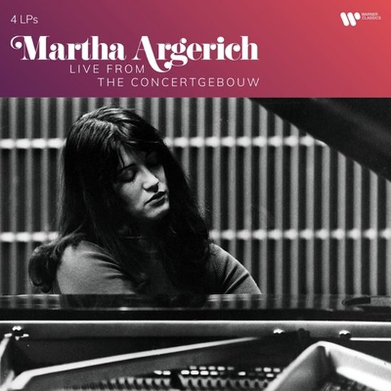 Albumhoes met Martha Argerich bij een vleugel, met tekst "Martha Argerich LIVE FROM THE CONCERTGEBOUW" en "4 LPs".
