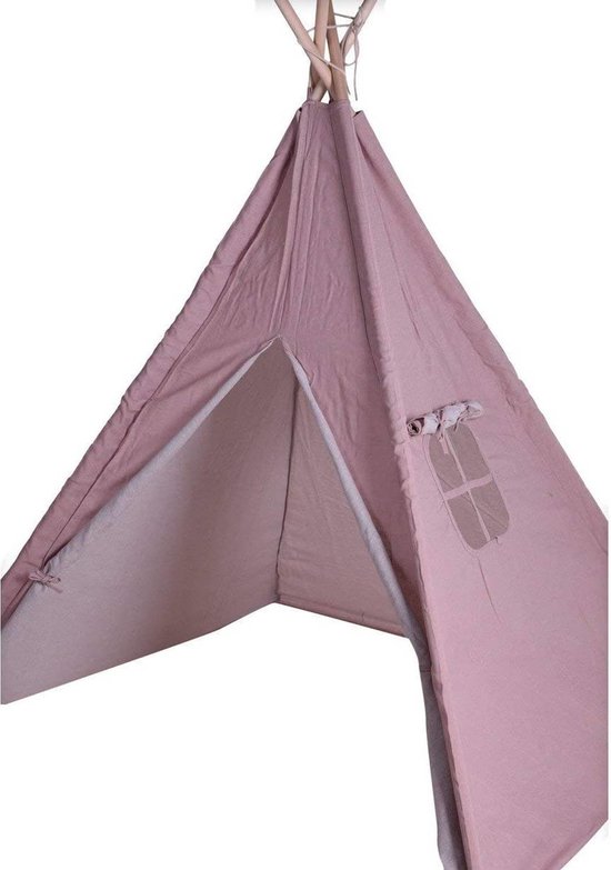 Roze tipi tent met houten stokken. Deur staat open, raampje zichtbaar.
