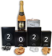 Kerstpakket 17 - Happy 2022 - met ledkaars & snacks
