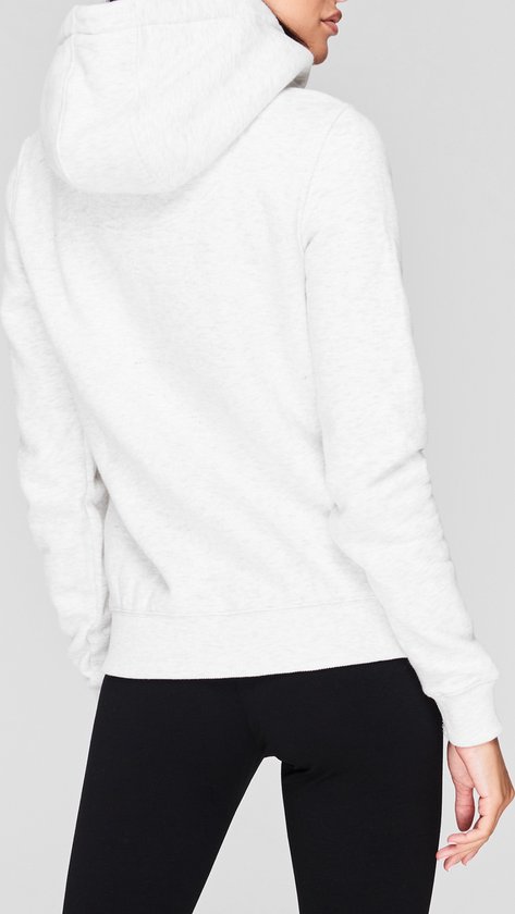 Zijaanzicht van de achterkant van een dame die een lichtgrijze hoodie met capuchon draagt.