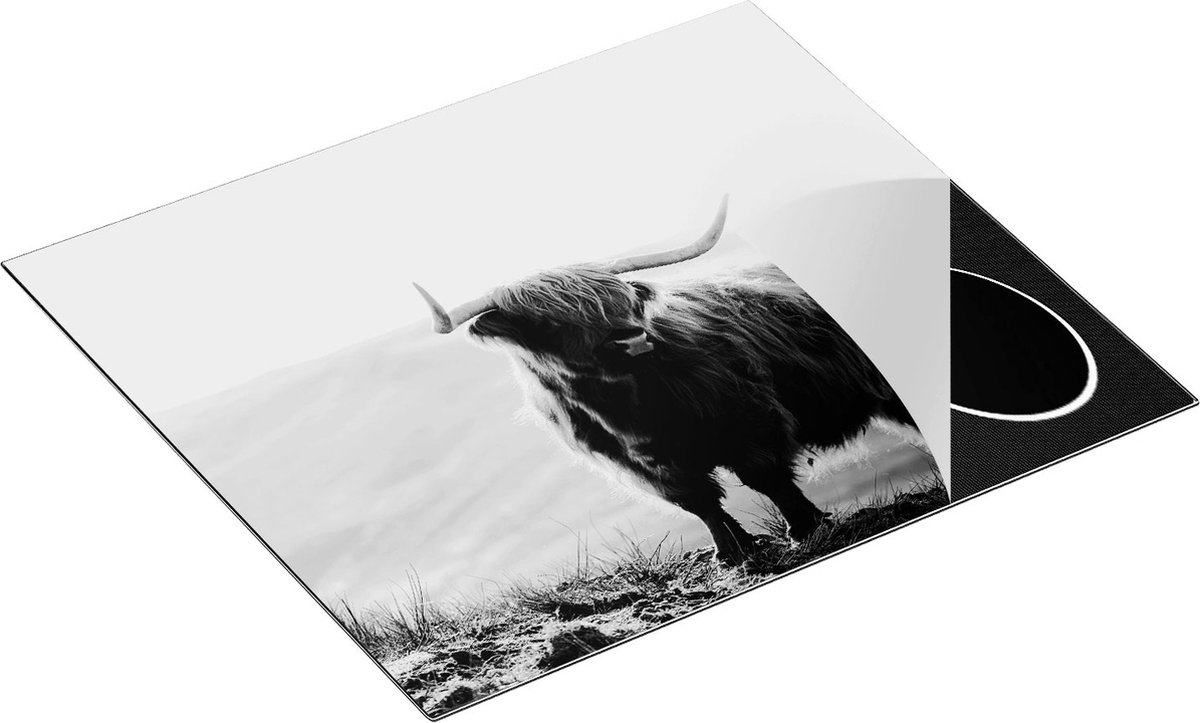 Chefcare Inductie Beschermer Schotse Hooglander Koe in het Heuvel Landschap - Zwart Wit - 60x52 cm - Afdekplaat Inductie - Kookplaat Beschermer - Inductie Mat