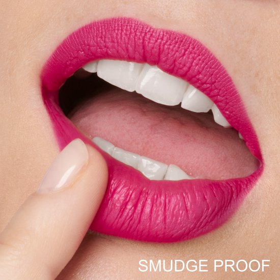 Vrouw met fuchsia lippenstift en witte tanden, haar vinger raakt de lip aan. Smudge proof.