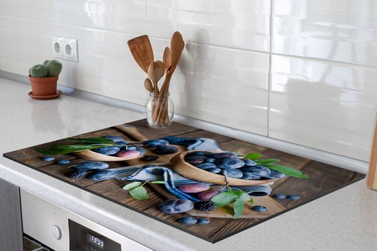 KitchenYeah® Inductie beschermer 81x52 cm - Kleurrijke vertoning van pruimen in houten kom - Kookplaataccessoires - Afdekplaat voor kookplaat - Inductiebeschermer - Inductiemat - Inductieplaat mat