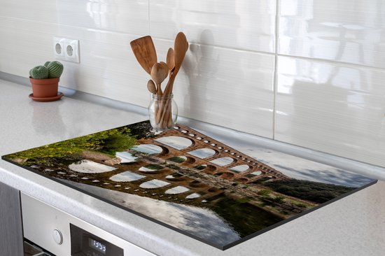 KitchenYeah® Inductie beschermer 81.6x52.7 cm - Weerspiegeling in het heldere water van de Pont du Gard in Zuid-Frankrijk - Kookplaataccessoires - Afdekplaat voor kookplaat - Inductiebeschermer - Inductiemat - Inductieplaat mat
