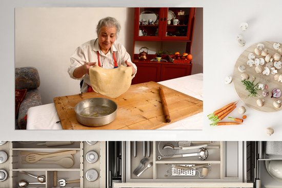 KitchenYeah® Inductie beschermer 81.6x52.7 cm - Oudere Italiaanse vrouw maakt pizza - Kookplaataccessoires - Afdekplaat voor kookplaat - Inductiebeschermer - Inductiemat - Inductieplaat mat