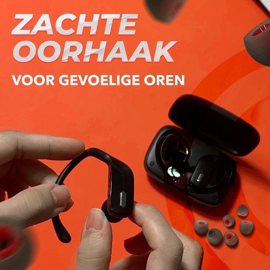 Hand houdt een zwart sport oordopje vast, met oplaadcase en eartips op de achtergrond.