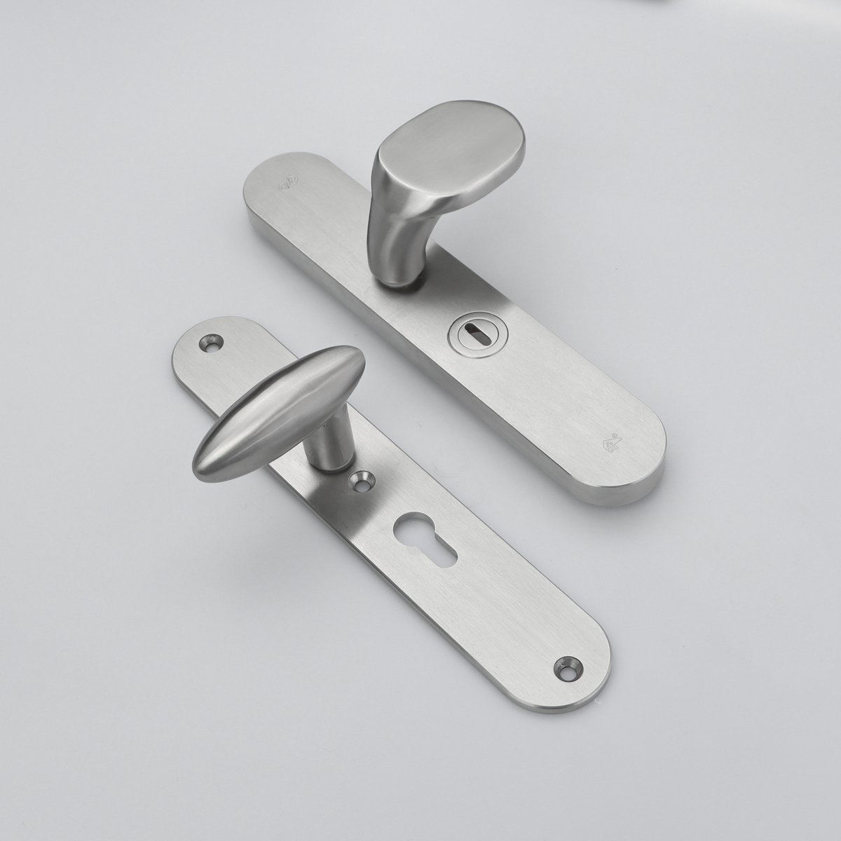 MASSIEF RVS Tzunali Deurbeslag. Model MINHO SKG*** BREED T=15/5 VKTB (kerntrek) PC55 BUITEN KNOP NELAS; BINNEN KRUK OVIDIO
