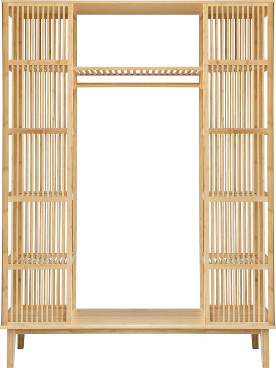 Lichte houten open kledingkast met legplanken aan de zijkanten en een hangroede in het midden.