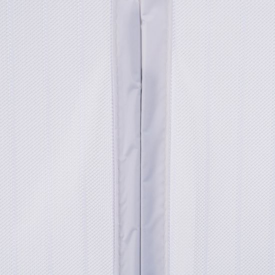 Sluiting en textuur van het witte polyester deurgordijn.