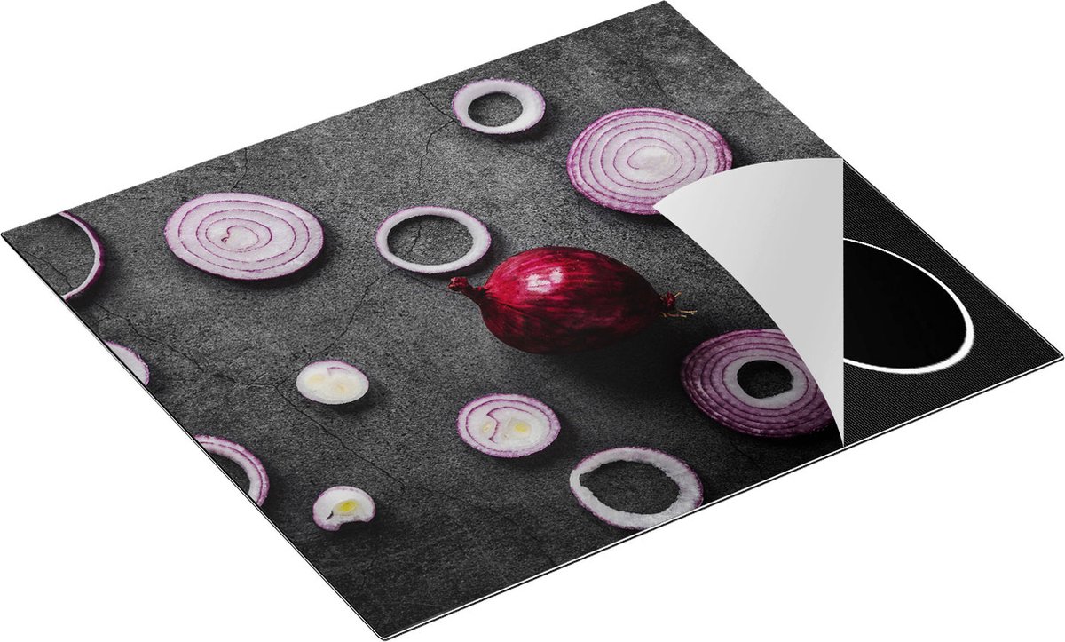 Chefcare Inductie Beschermer Gesneden Uien op een Zwarte Achtergrond - 59x51 cm - Afdekplaat Inductie - Kookplaat Beschermer - Inductie Mat