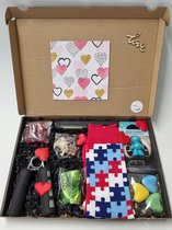 Verrassing Box voor mannen - goed gevuld met allerlei nuttige, lekkere en aangename artikelen - met Mystery Card 'Love (hartjes)' met een persoonlijke videoboodschap van jouzelf | Verjaardag | Vaderdag | Kerst | Sinterklaas