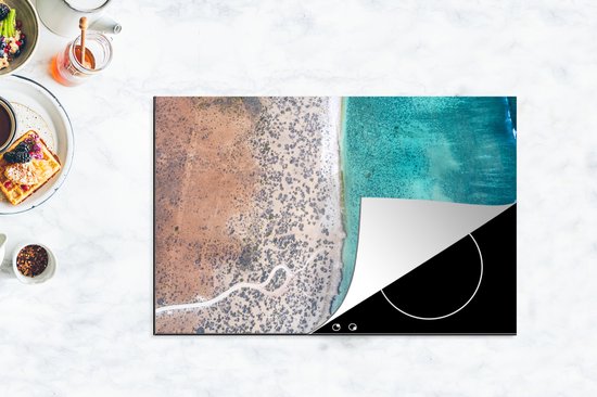 KitchenYeah® Inductie beschermer 81.2x52 cm - Blauw water en mooi strand bij de Kust van Ningaloo - Kookplaataccessoires - Afdekplaat voor kookplaat - Inductiebeschermer - Inductiemat - Inductieplaat mat