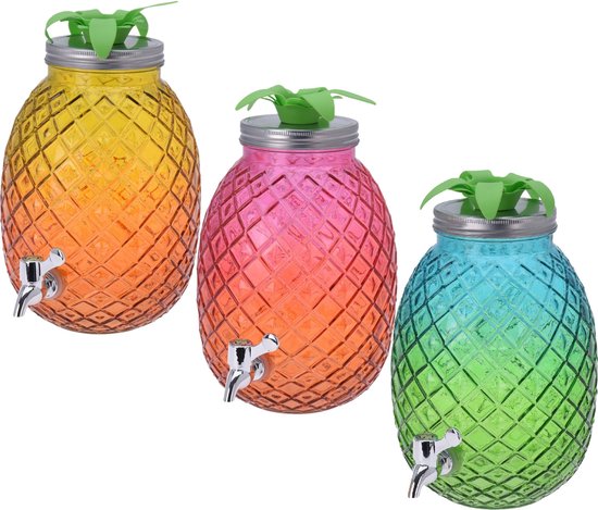 Drie glazen drankdispensers, elk in de vorm van een ananas met een kleurverloop en groene blad-deksel.
